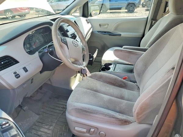 2012 TOYOTA SIENNA