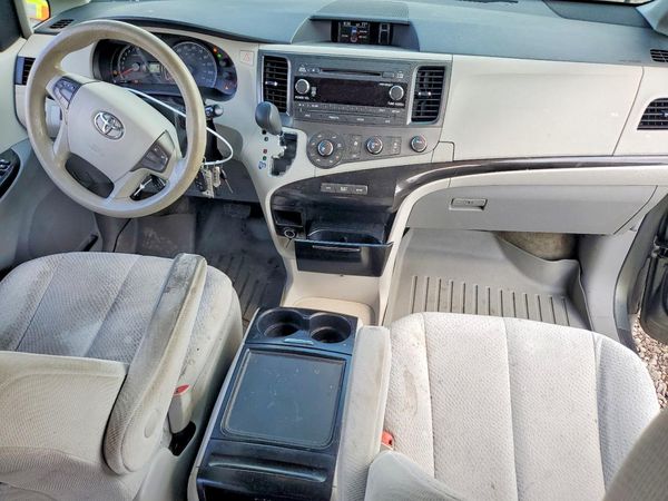 2012 TOYOTA SIENNA
