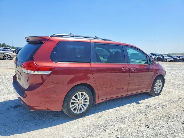 2014 TOYOTA SIENNA