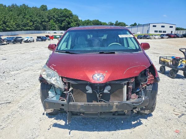 2014 TOYOTA SIENNA