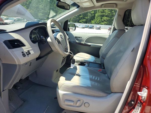2014 TOYOTA SIENNA