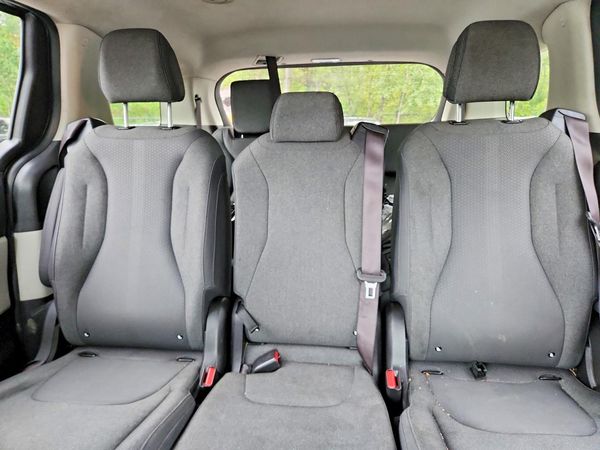 2023 KIA CARNIVAL LX, LX Seat Package