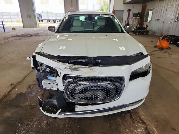 2019 CHRYSLER 300