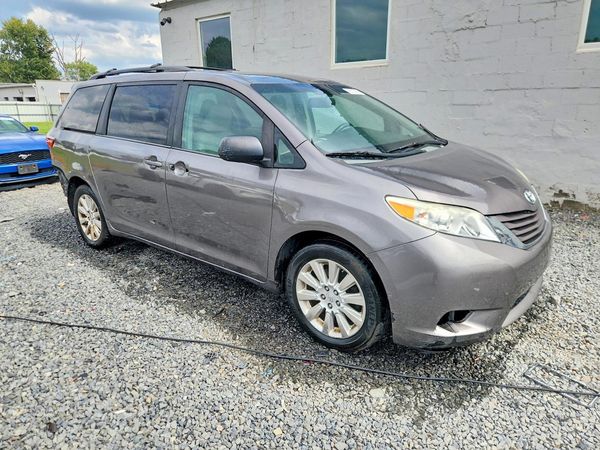 2015 TOYOTA SIENNA