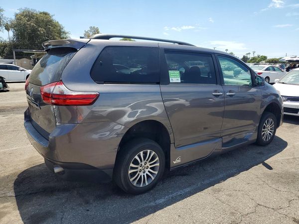 2020 TOYOTA SIENNA Q grade