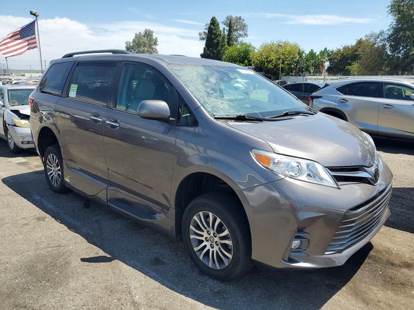 2020 TOYOTA SIENNA Q grade