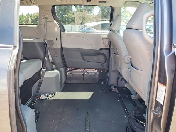 2020 TOYOTA SIENNA Q grade