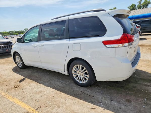 2014 TOYOTA SIENNA