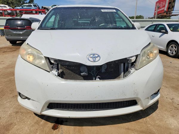 2014 TOYOTA SIENNA