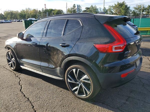 2022 VOLVO XC40