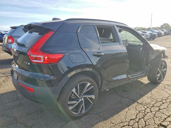 2022 VOLVO XC40