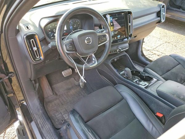 2022 VOLVO XC40