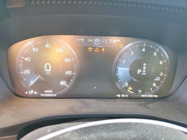 2022 VOLVO XC40