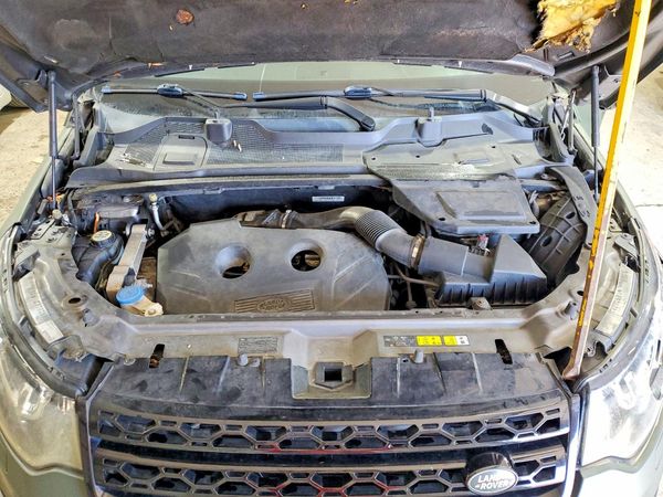 2016 LAND ROVER DISCOVERY SE — Engine bay