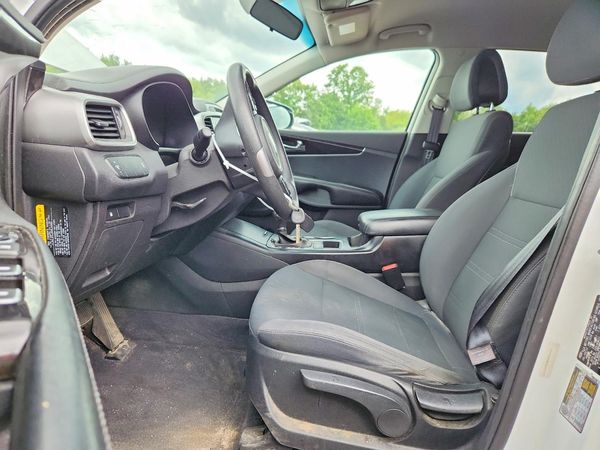 2016 KIA SORENTO L / LX — DENT