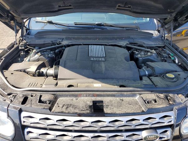 2014 LAND ROVER RANGEROVER HSE — Engine bay