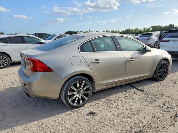 2015 VOLVO S60 Platinum (non R design)