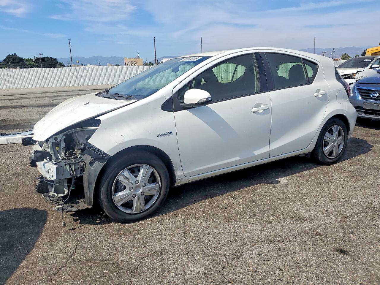 2015 TOYOTA PRIUS — Front 3/4