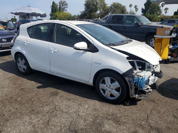 2015 TOYOTA PRIUS — Passenger 3/4