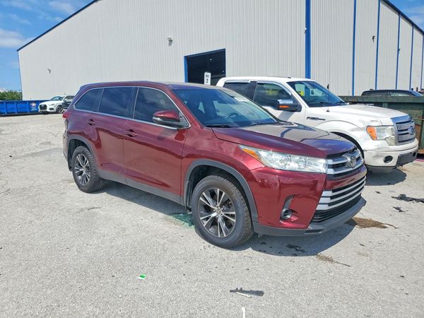 2019 TOYOTA HIGHLANDER LE/LE Plus — Passenger 3/4