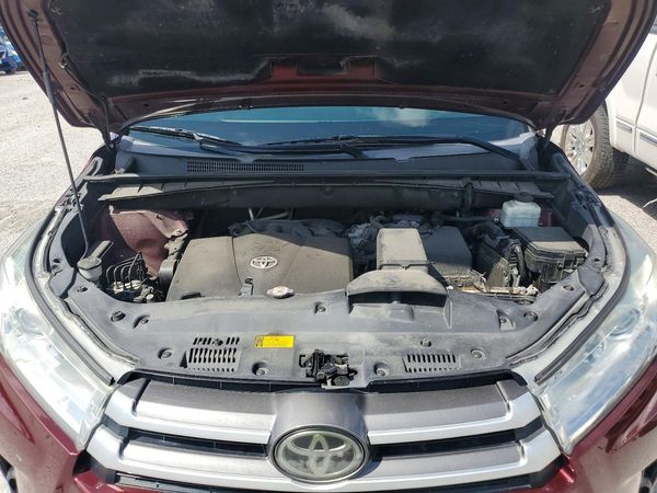 2019 TOYOTA HIGHLANDER LE/LE Plus — Engine bay