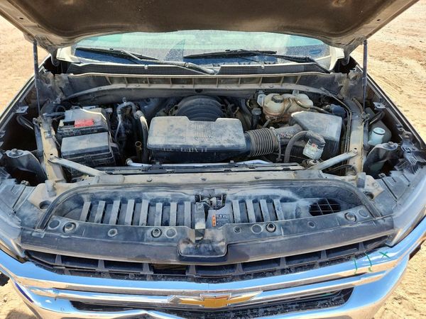 2021 CHEVROLET SILVERADO LT — Engine bay