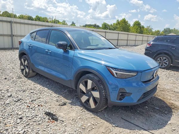 2022 VOLVO C40