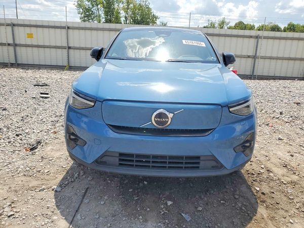 2022 VOLVO C40