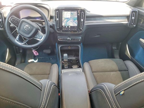 2022 VOLVO C40