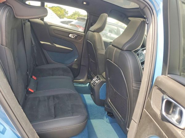 2022 VOLVO C40