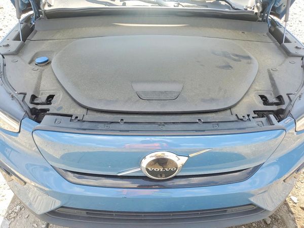 2022 VOLVO C40