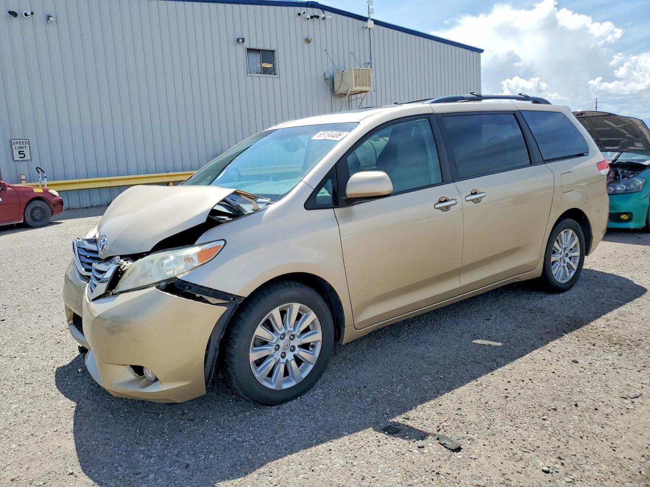 2014 TOYOTA SIENNA — Front 3/4
