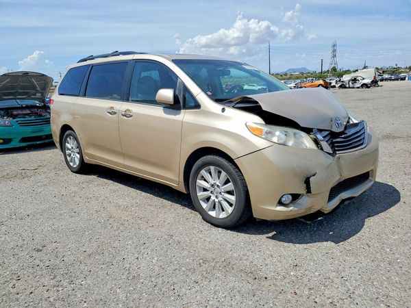2014 TOYOTA SIENNA — Passenger 3/4