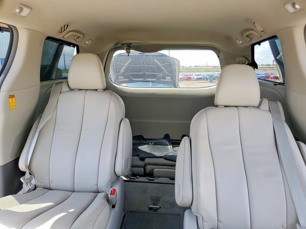 2014 TOYOTA SIENNA — SUVN