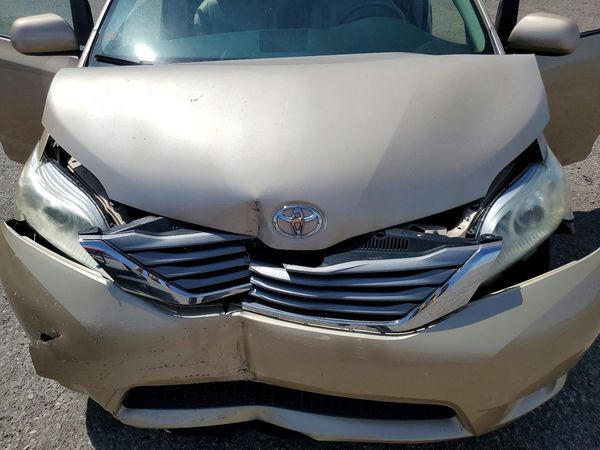 2014 TOYOTA SIENNA — Engine bay