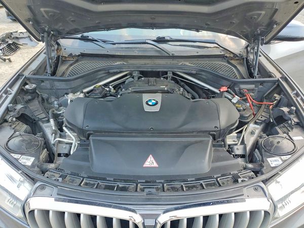 2015 BMW X5 xDrive50i — Engine bay
