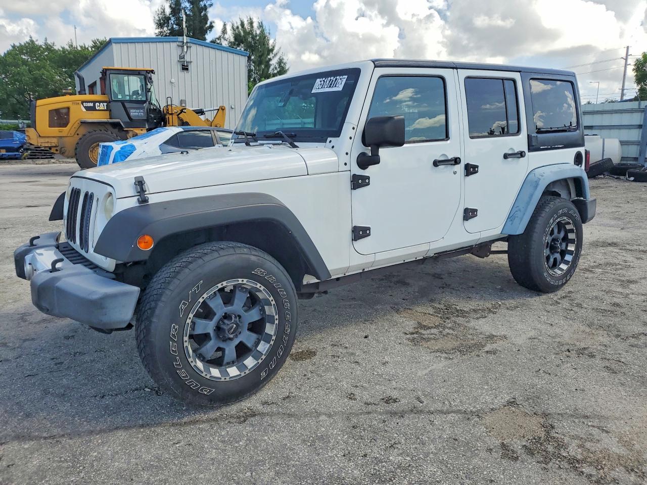 2014 JEEP WRANGLER Sahara — Front 3/4