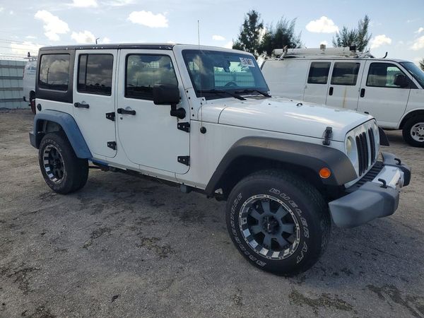 2014 JEEP WRANGLER Sahara — Passenger 3/4