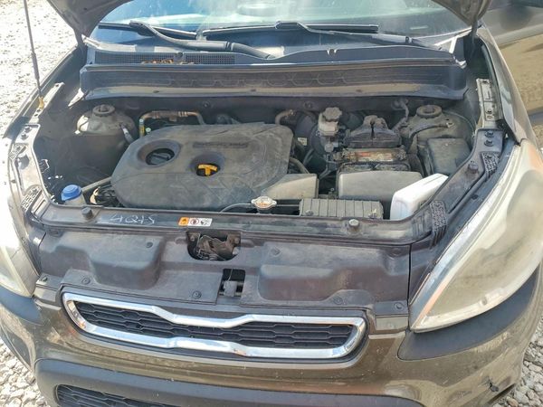 2012 KIA SOUL GL — Engine bay