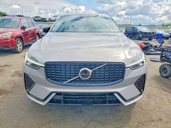 2024 VOLVO XC60 Plus Dark