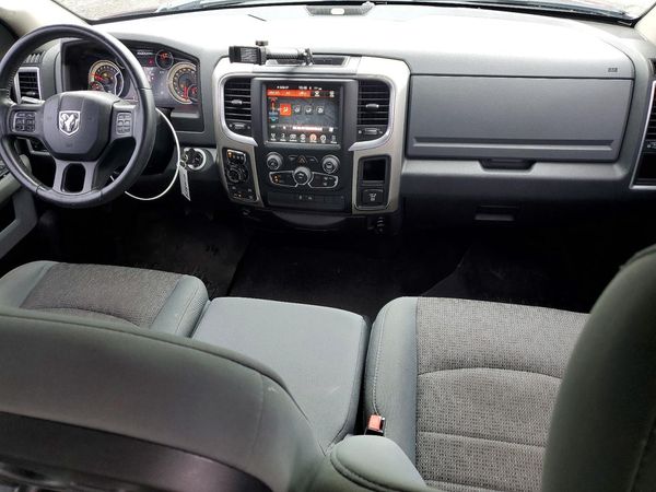 2016 RAM 1500 SLT CREW CAB 4X4