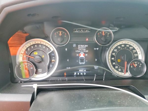 2016 RAM 1500 SLT CREW CAB 4X4