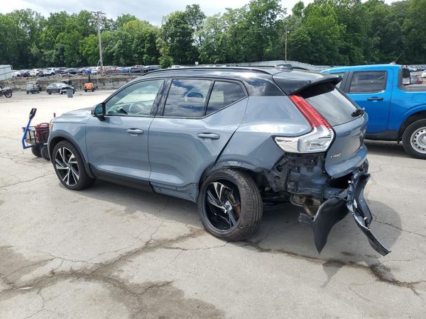 2022 VOLVO XC40