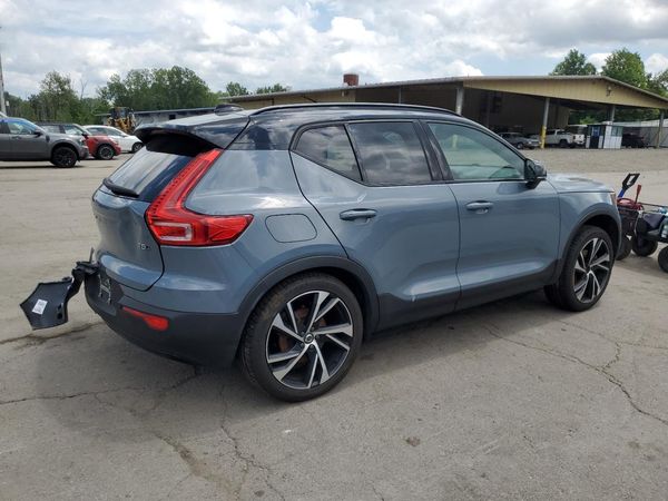 2022 VOLVO XC40