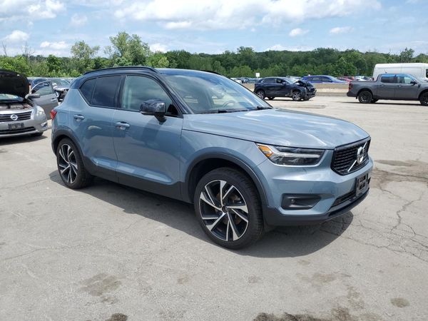 2022 VOLVO XC40