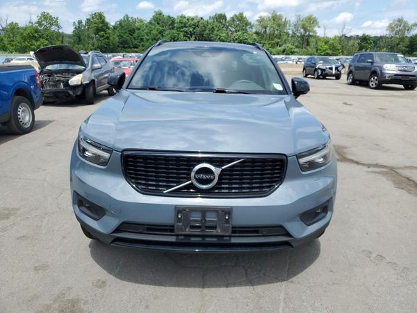 2022 VOLVO XC40
