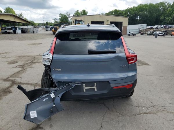 2022 VOLVO XC40