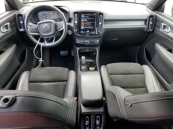 2022 VOLVO XC40