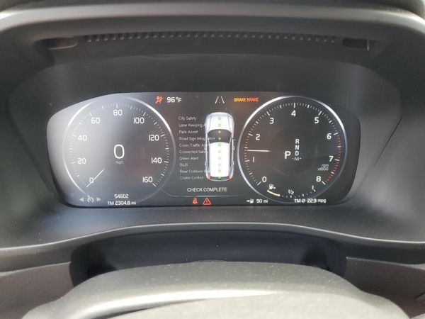 2022 VOLVO XC40