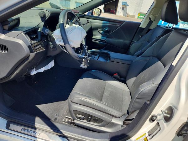 2025 LEXUS ES300 300h Premium — DENT